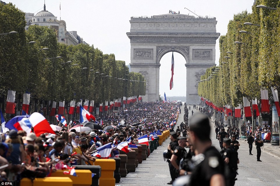 500,000 fans give France National team a heroes