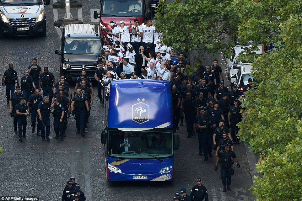 500,000 fans give France National team a heroes