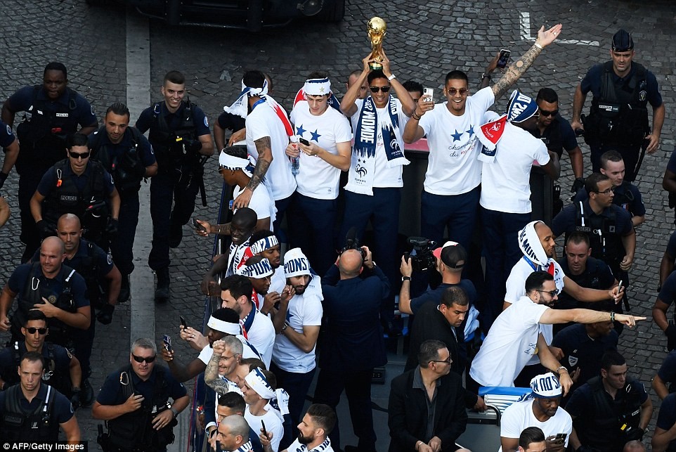 500,000 fans give France National team a heroes