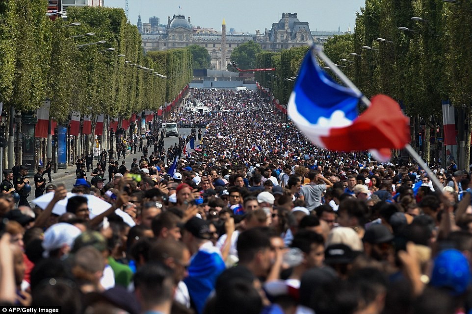 500,000 fans give France National team a heroes