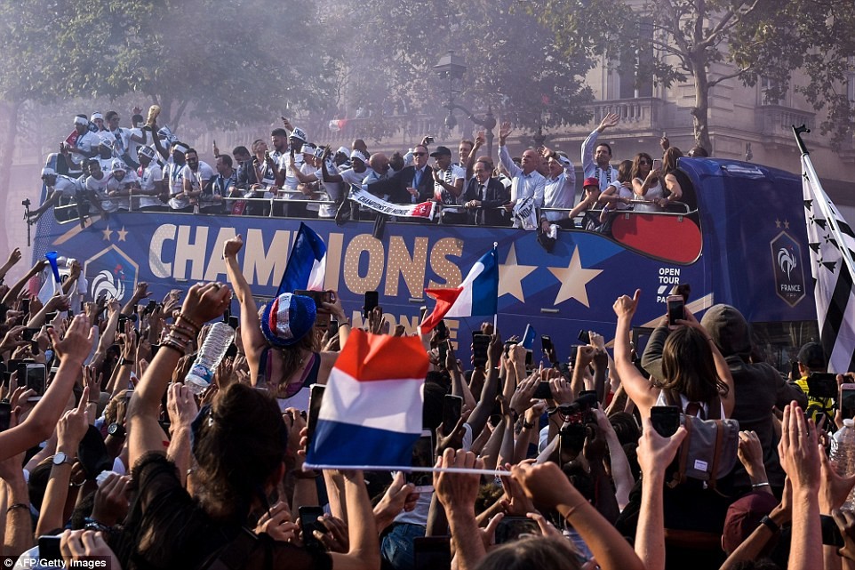 500,000 fans give France National team a heroes