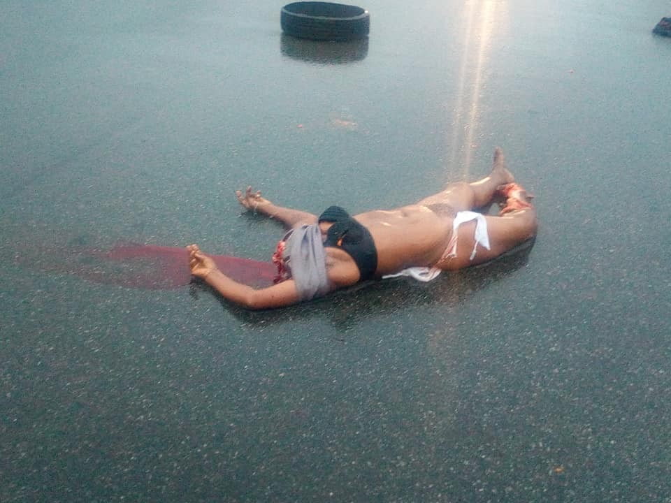 Graphic: Corpse of a lady with her head and one of her breasts chopped off, dumped by the roadside in Imo state