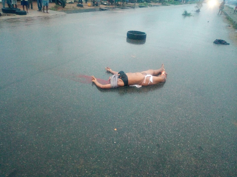 Graphic: Corpse of a lady with her head and one of her breasts chopped off, dumped by the roadside in Imo state