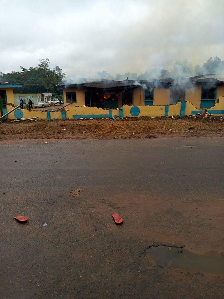 Youths in Osun state raze police station over alleged shooting of undergraduate by SARS(photos)
