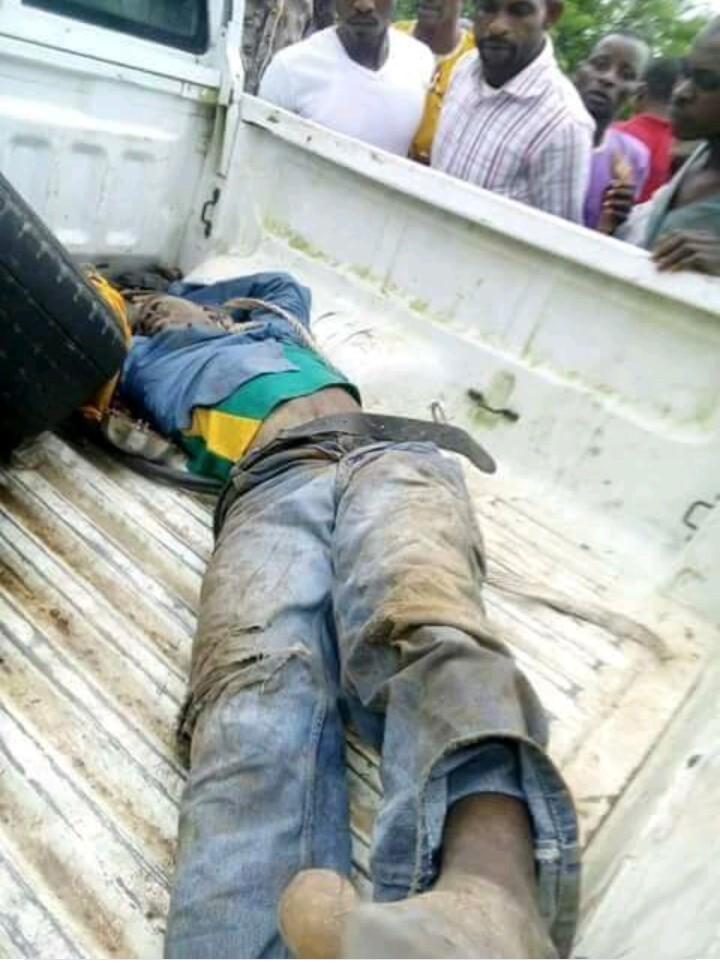Riot in Ekiti as husband of heavily pregnant woman is hanged (graphic photos)