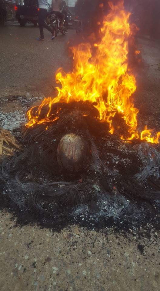 Graphic Photos: Irate youths set ablaze motorcycle thief in Cross River State