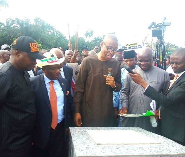 Twitter drags Minister of Industry, Trade and Investment, Okechukwu Enelamah for commissioning gutter and gully erosion projects (Photos)