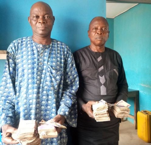 #OsunDecides2018: Nigerian police arrest two suspected vote buyers with?the sum of N604,000 recovered from them (Photo)