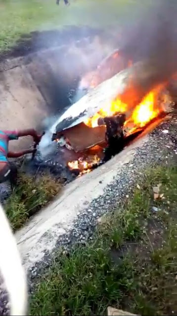 Graphic Photos/Video: Irate youths set ablaze two suspected 