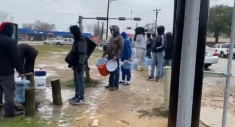 VIDEO: Texas residents line-up to fetch water from borehole amid power outage